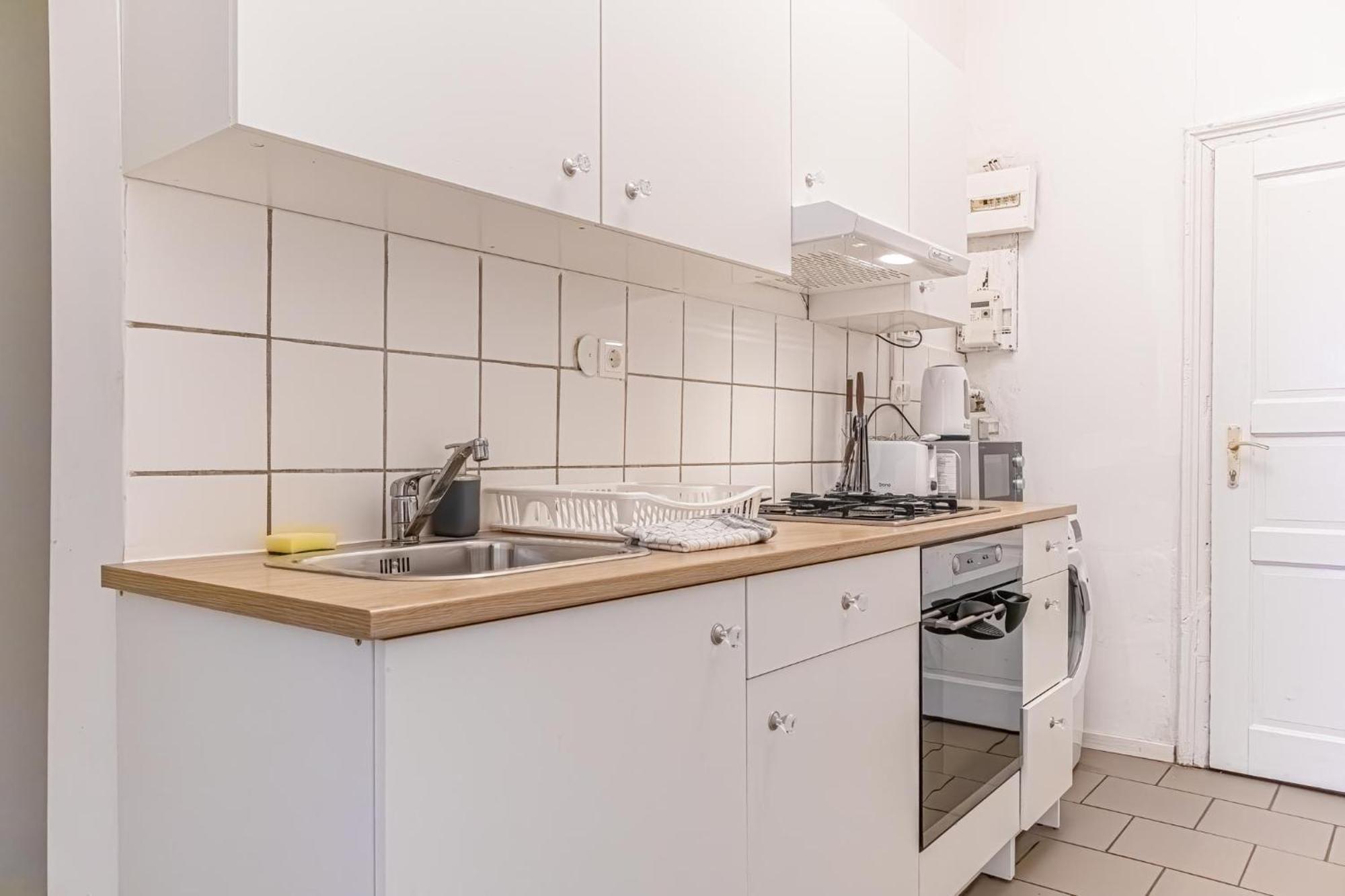 Budget-Friendly 2Br Apt With Great Location Apartment Виена Екстериор снимка